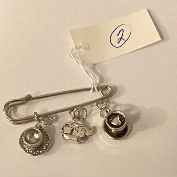 NEW!!! Novelty brooches & keychains - Picture 4 of 6